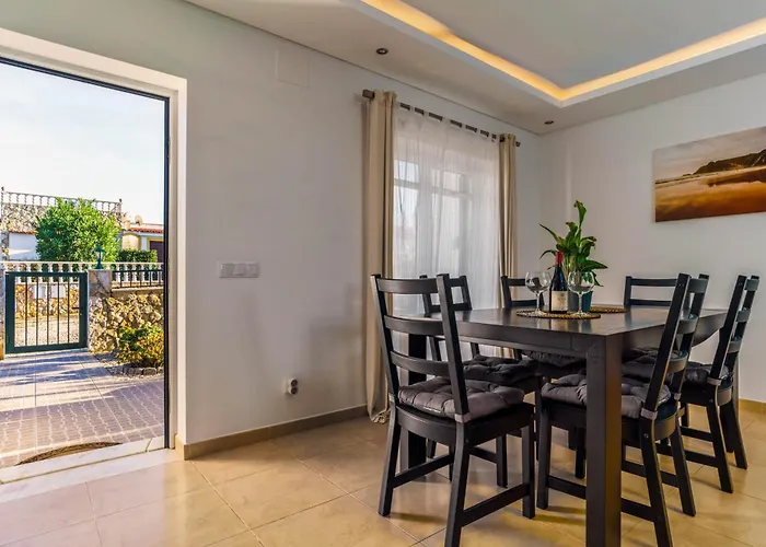 Sunny Ocean With Pool Near Arrifana *