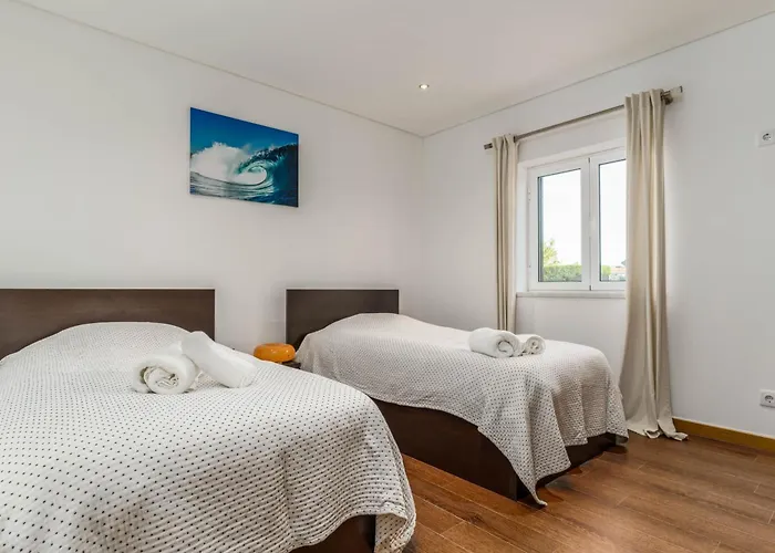 Sunny Ocean With Pool Near Arrifana