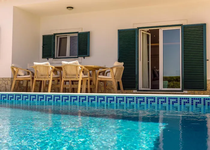 Sunny Ocean With Pool Near Arrifana