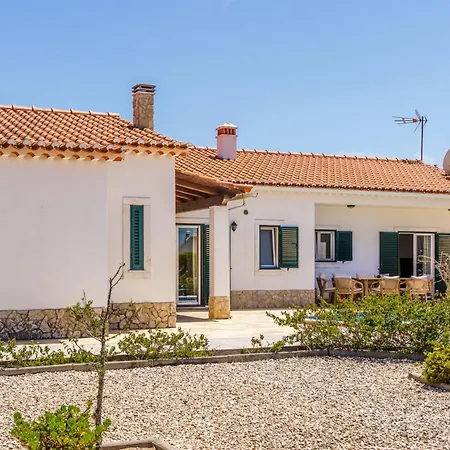 Sunny Ocean With Pool Near Arrifana