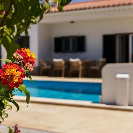 Villa Sunny Ocean With Pool Near Monte Clérigo *