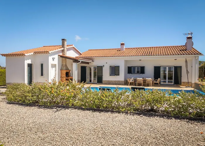 Sunny Ocean With Pool Near Arrifana *